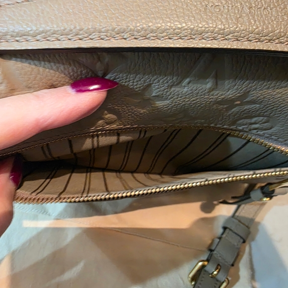 Louis Vuitton Pochette Metis Crossbody Bag - Picture 5 of 16